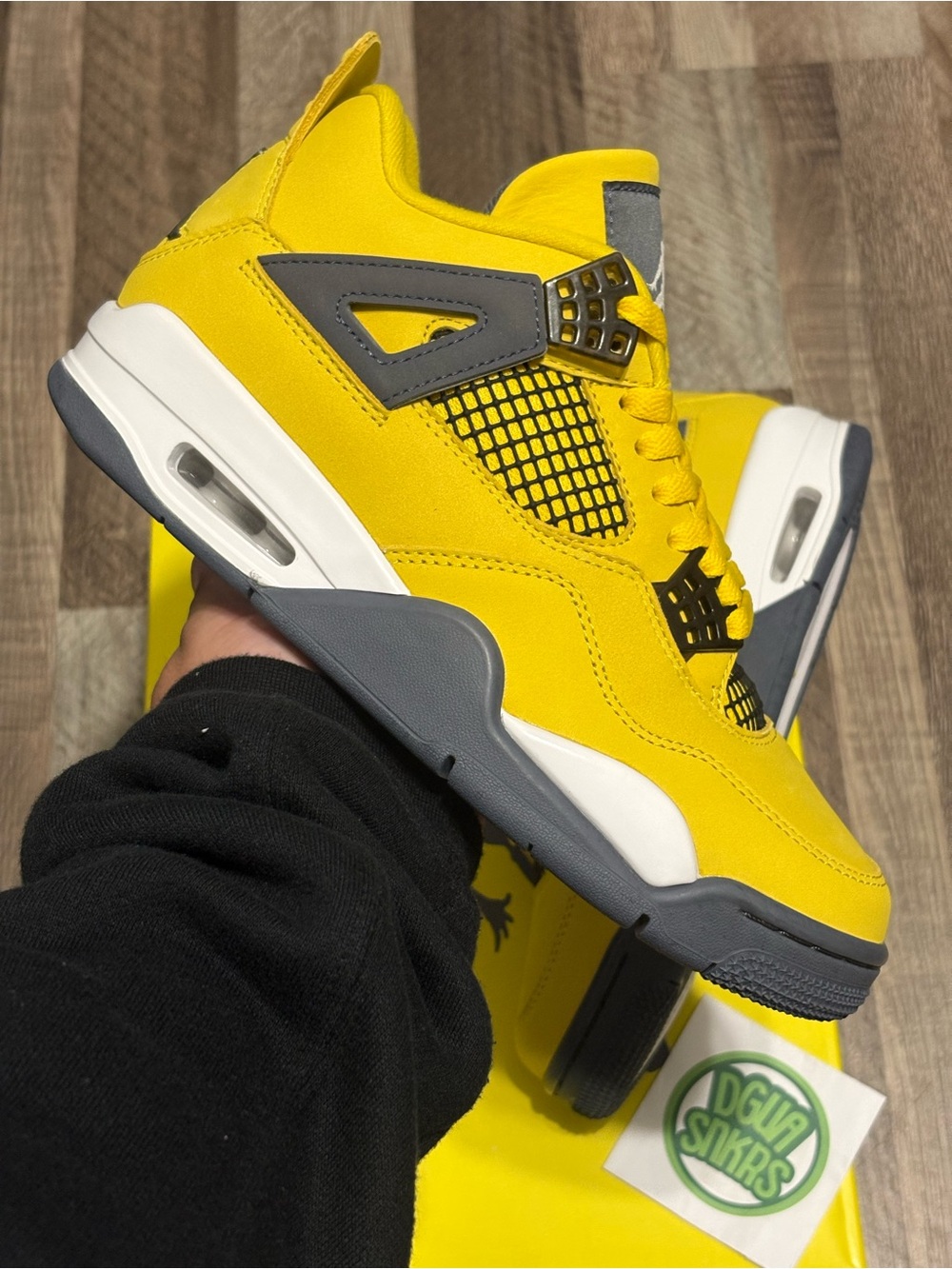 Jordan 4 lightning yellow